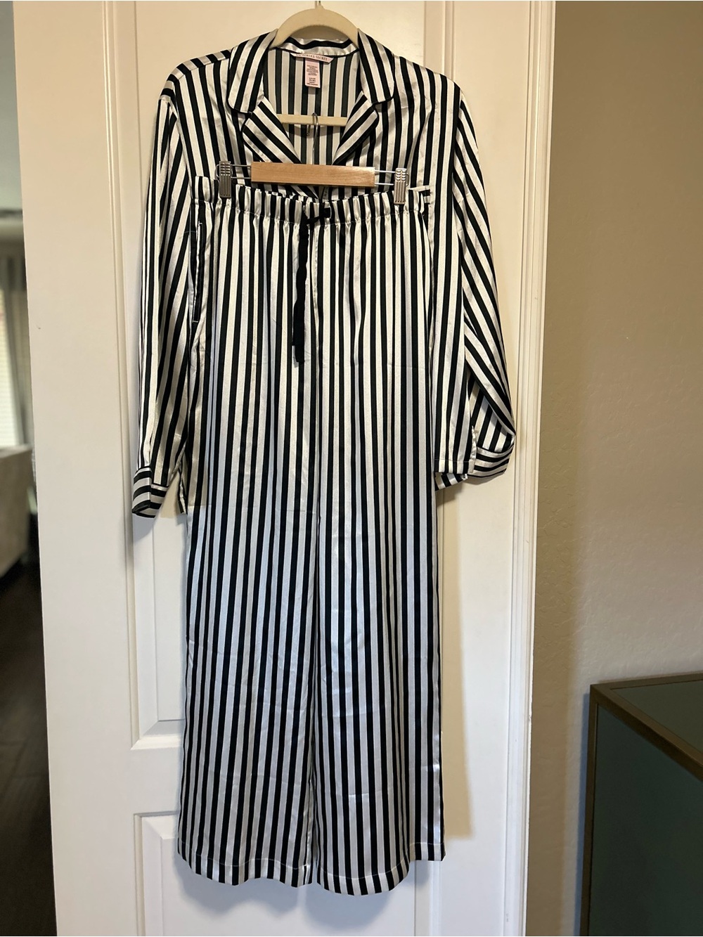 New!! 🥱💤🖤 Victoria's Secret Black & White Striped Satin Pajama Set 😴💤🖤 - Picture 13 of 15